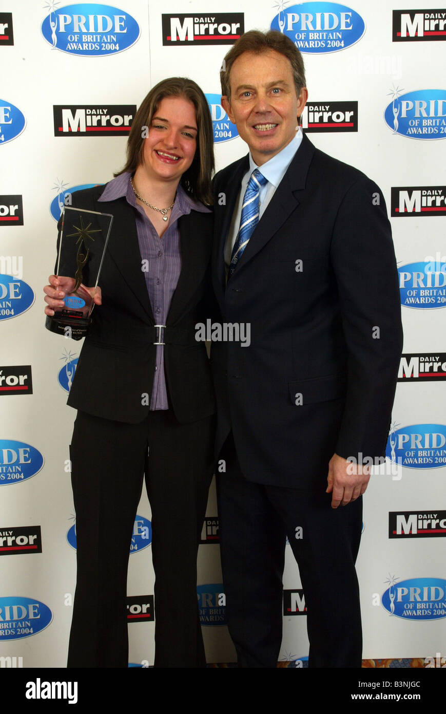 Täglicher Spiegel stolz von Großbritannien vergibt 15. März 2004 am Hilton Hotel Park Lane in London Lynsey Walters mit Tony Blair Stockfoto