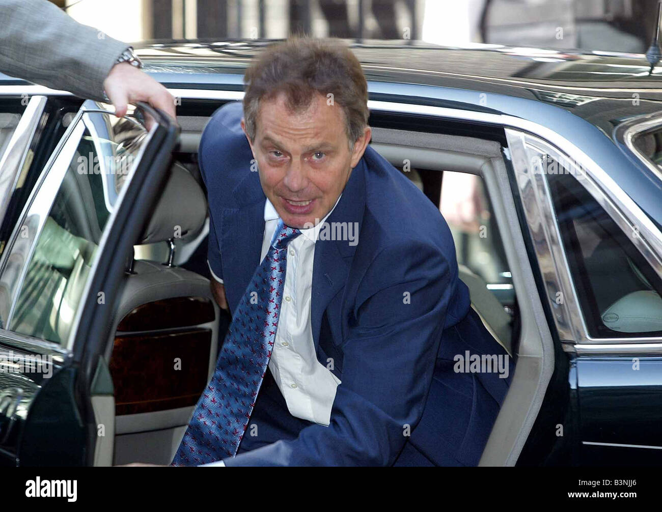 Tony Blair in der Downing Street anreisen, während Beschreibendem s im House Of Commons Mai 2004 mit einer Mehl-Bombe angegriffen Stockfoto
