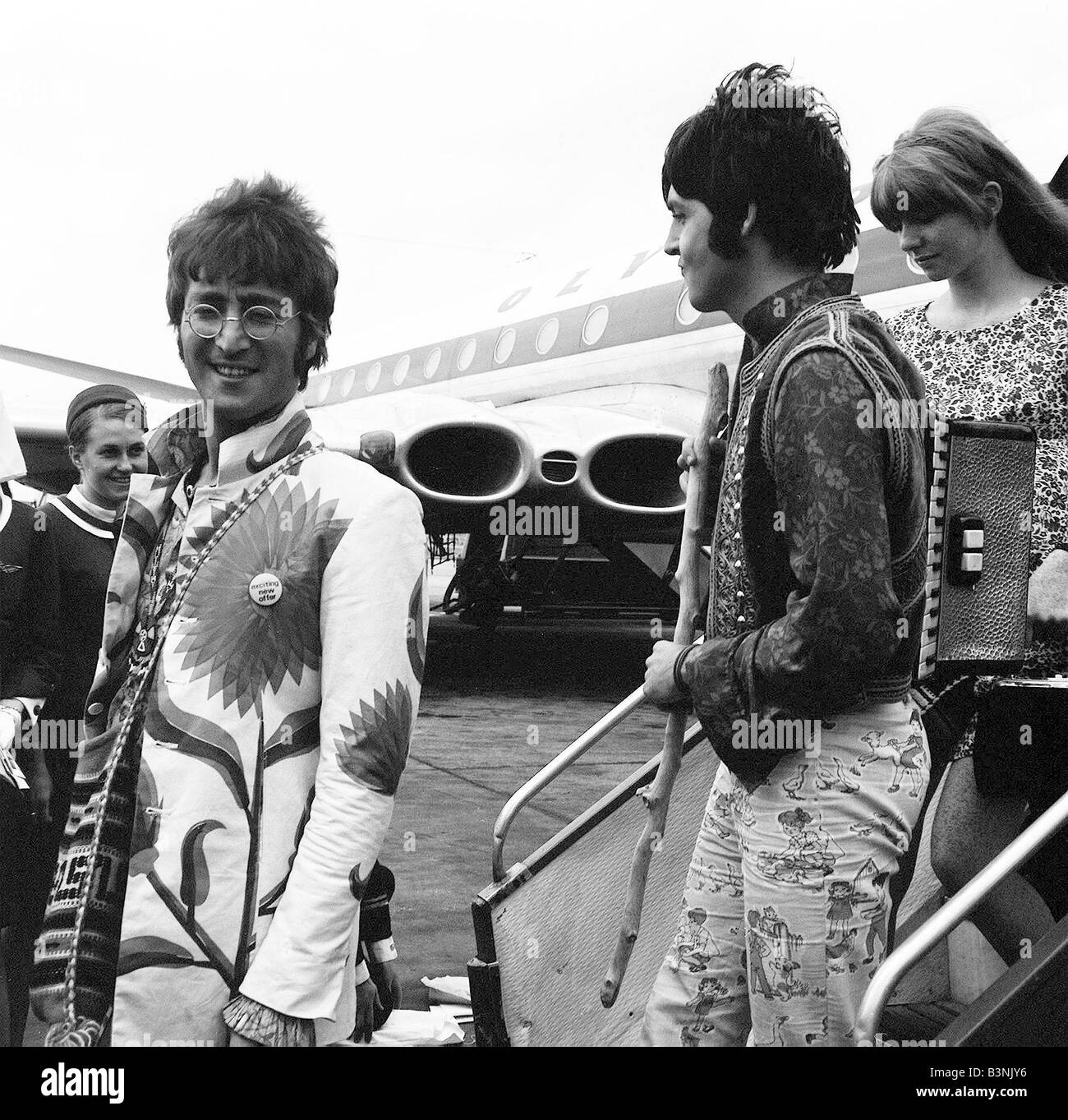 Die Beatles Juli 1967 John Lennon und Paul McCartney, Ankunft am Flughafen von Heathrow aus ihren griechischen Urlaub Stockfoto