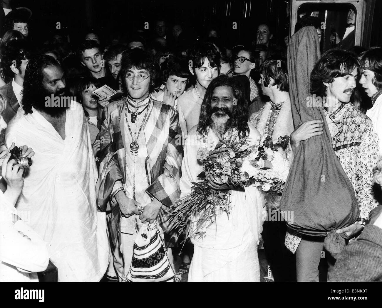 Paul McCartney George Harrison John Lennon und Ringo Starr mit Maharishi Mahesh Yogi umklammert Bündel Blumen Circa 1967 Stockfoto