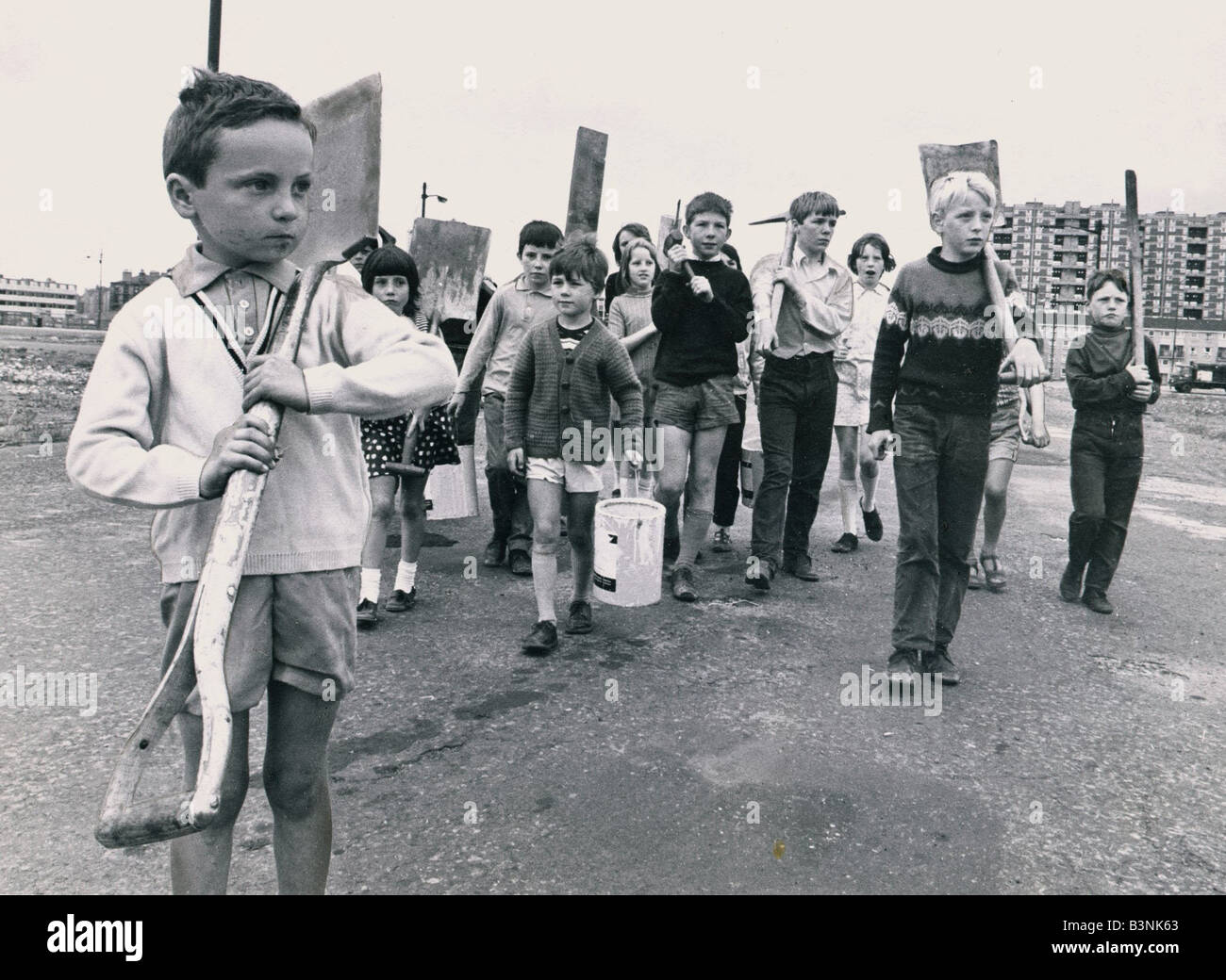 Gehäuse Slums im Gorbals Stadtteil von Glasgow haben Kinder zusammen gruppiert, um selbst ein Spielplatz gebaut, August 1970 Stockfoto