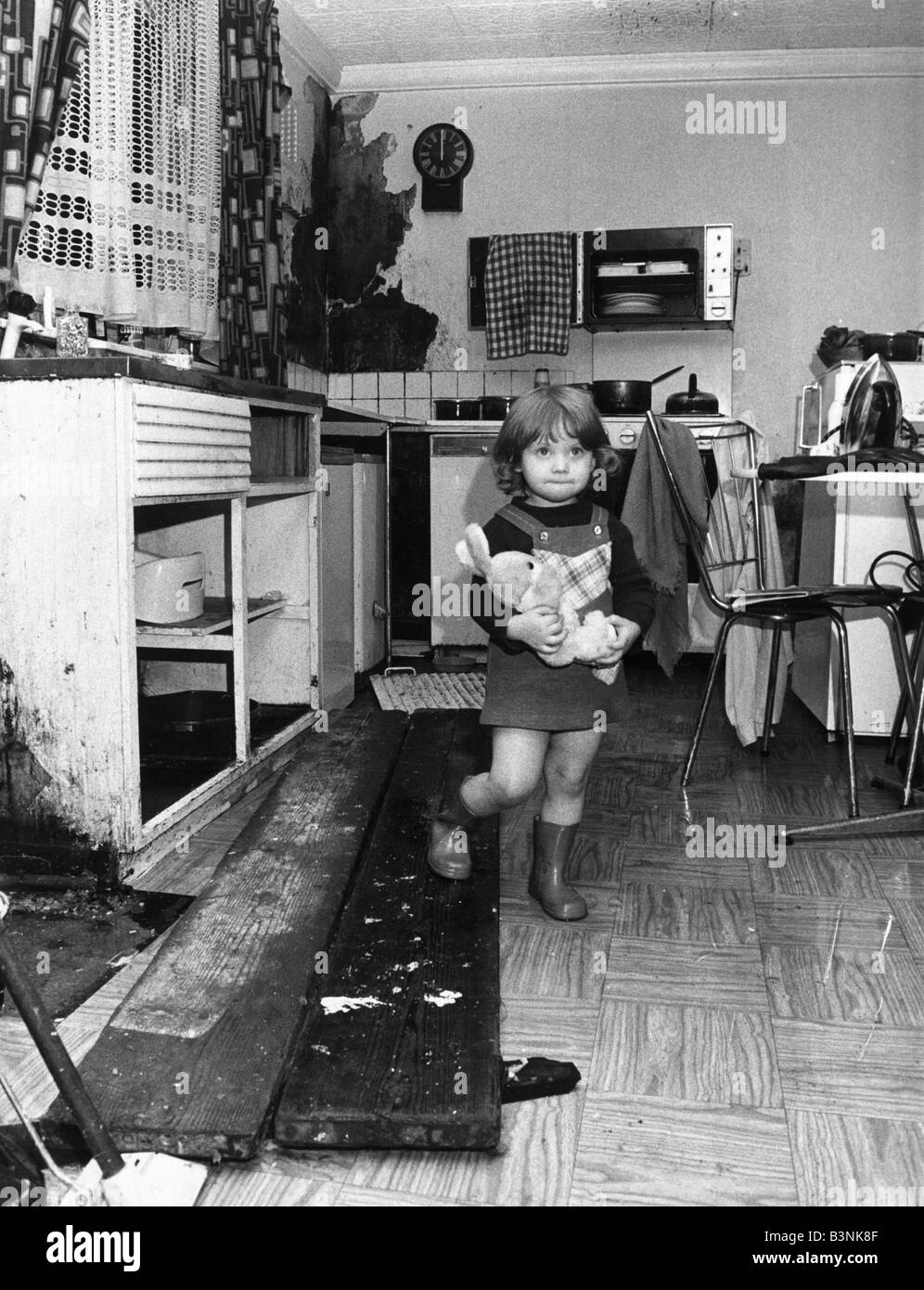 Innenansicht des Londoner Reihenhaus mit einem Kind in der Küche März 1983 Stockfoto