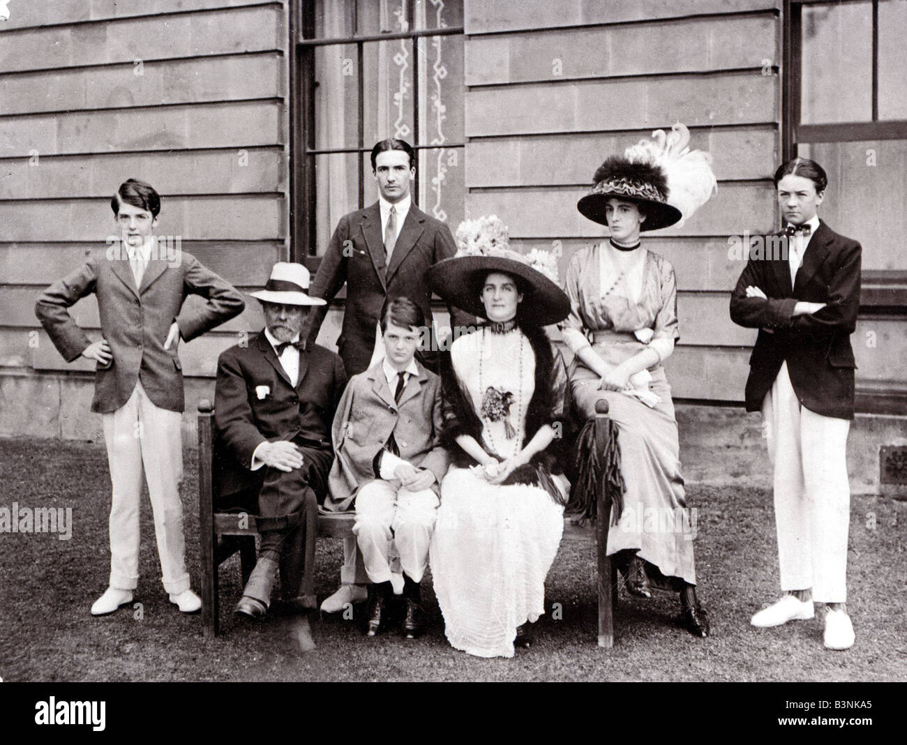 Die Eden-Familie Anthony Eden MP im Bild wie ein junger Mann mit die Hände auf die Hüften um 1910 Stockfoto