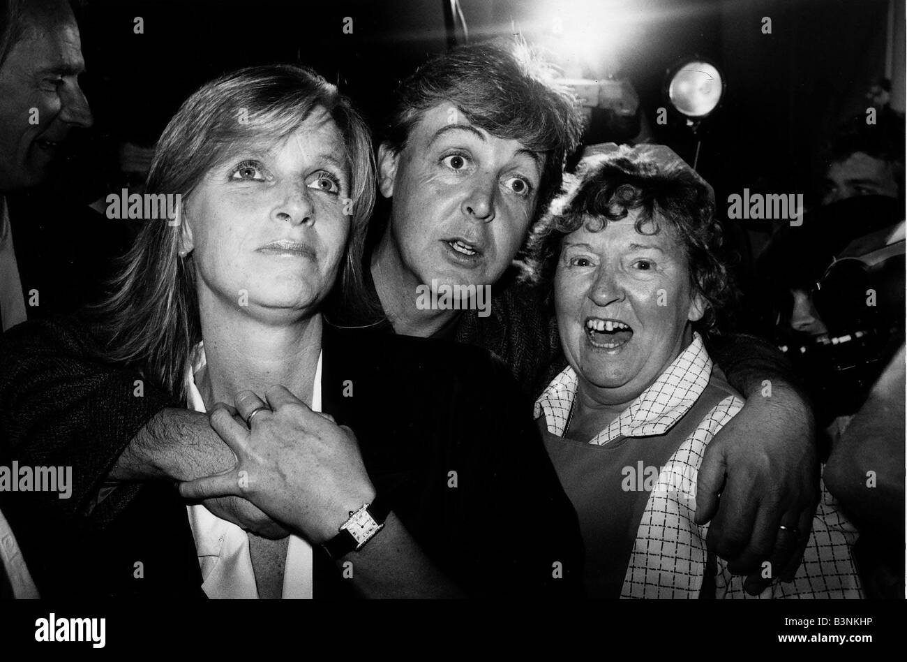 Paul McCartney Sänger und Songschreiber bei Sergeant Pepper s 20. Geburtstagsfeier in den Abbey Road Studios in St. John s Holz mit Frau Linda und Tee Lady Doris Härdle Juni 1987 Stockfoto