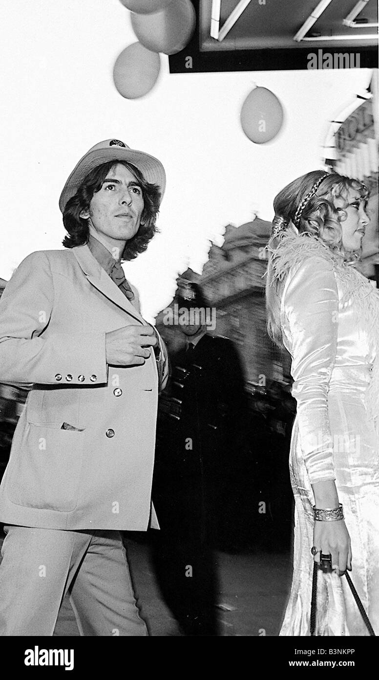 Beatles-Dateien 1968 George Harrison mit Frau Patti Boyd behandelnden Premiere von Yellow Submarine Juli 1968 Stockfoto