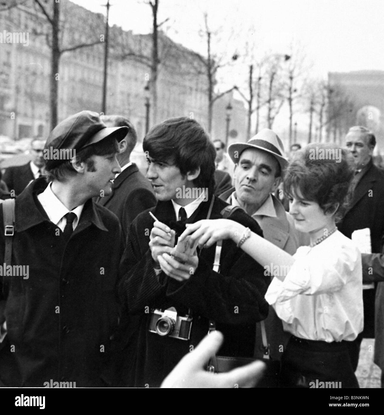 Beatles-Dateien 1964 John Lennon, George Harrison Autogramme für die Fans während der Beatles Besuch in Paris Januar 1964 Stockfoto