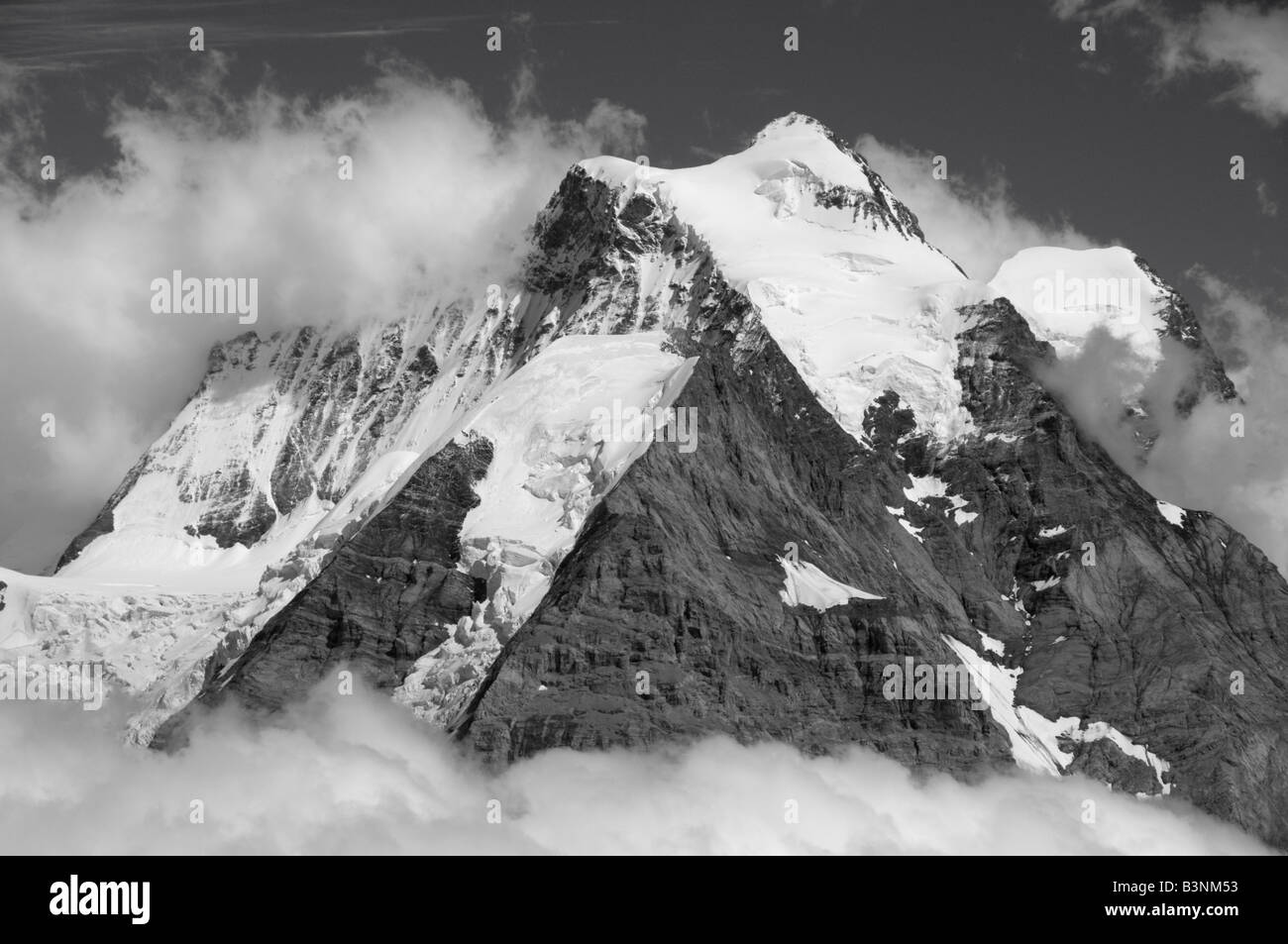Jungfrau, 4158 m Gipfel von Westen, Berner Alpen, Schweiz schwarz / weiß Stockfoto