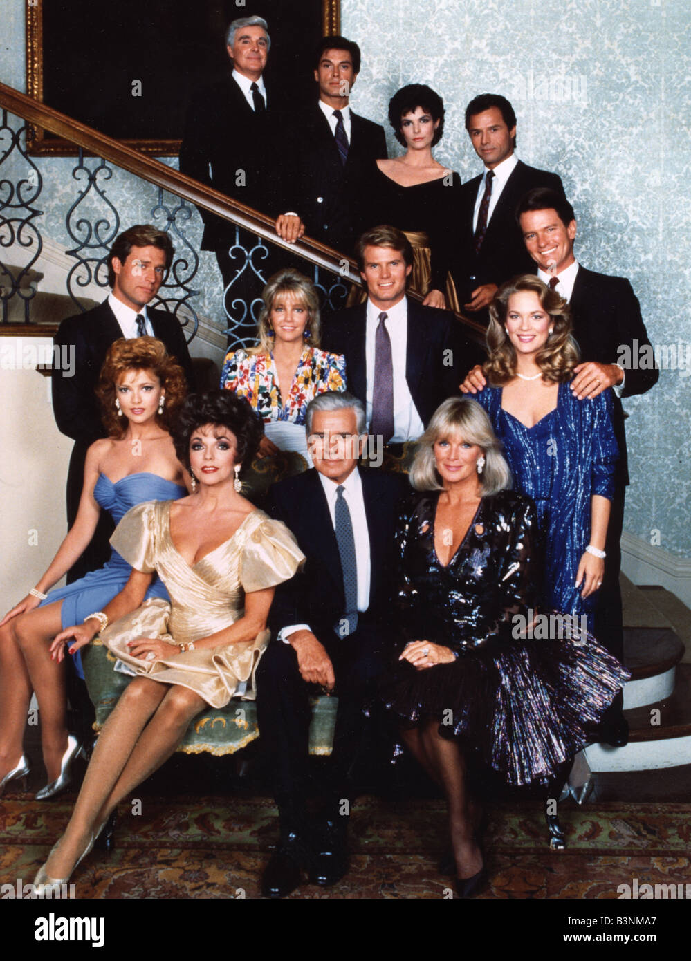 Dynastie werfen der US-TV-Soap-Opera über 1986 mit sitzenden Stephanie Beacham und Joan Collins, John Forsythe, Linda Evans Stockfoto