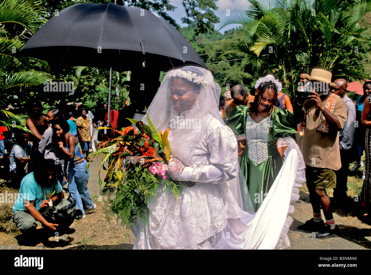 Braut mit Frau hält ihr Hochzeitskleid trainieren Tobago Heritage Festival alte Zeit Hochzeit in Moria Dorfhochzeit OLE-Zeit Stockfoto
