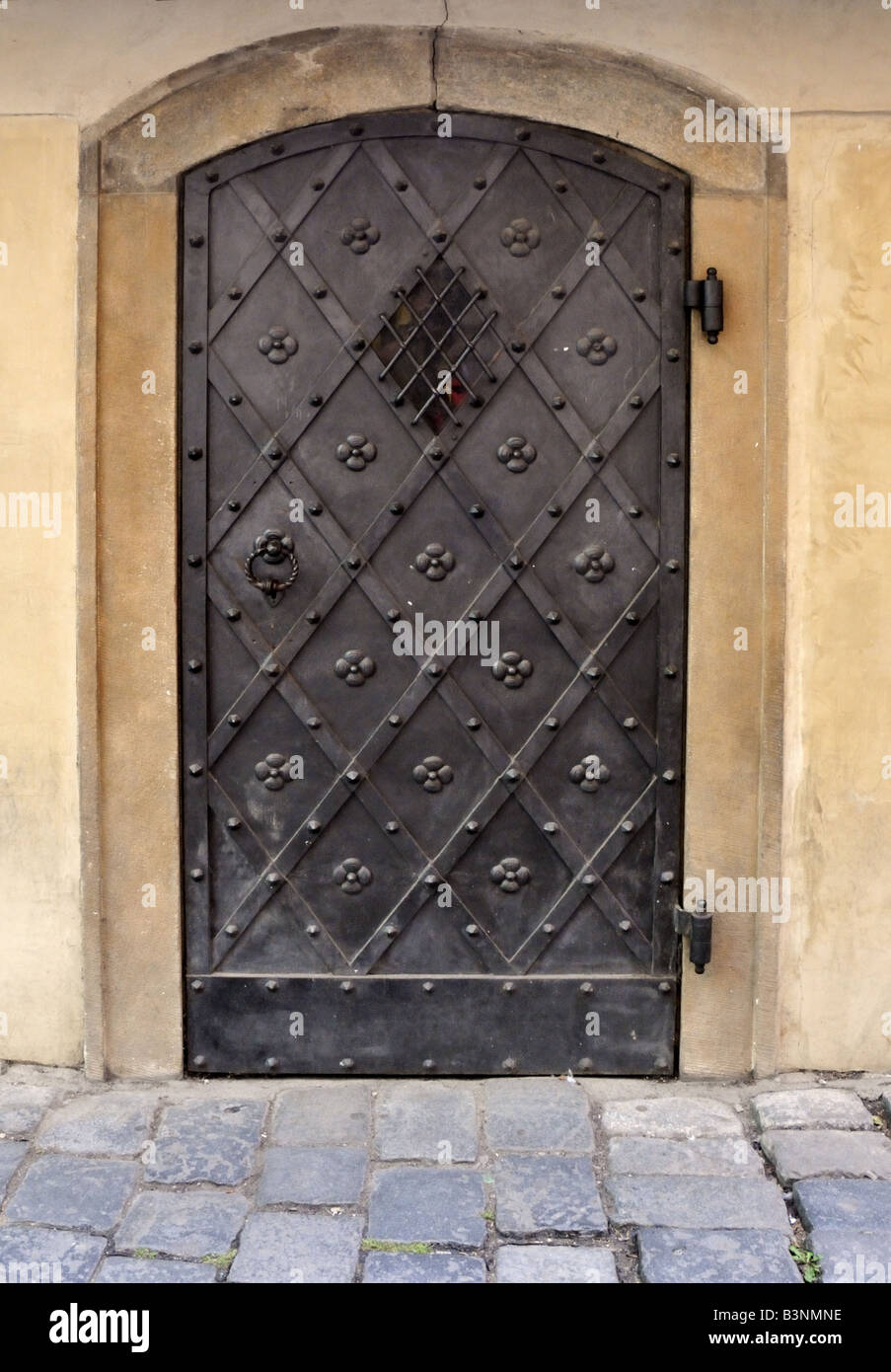 Eine reich verzierte Eingangstür mit einer kleinen gegrillten Öffnung in der Prager alten neuen Staronova Synagoge, Tschechien. Stockfoto