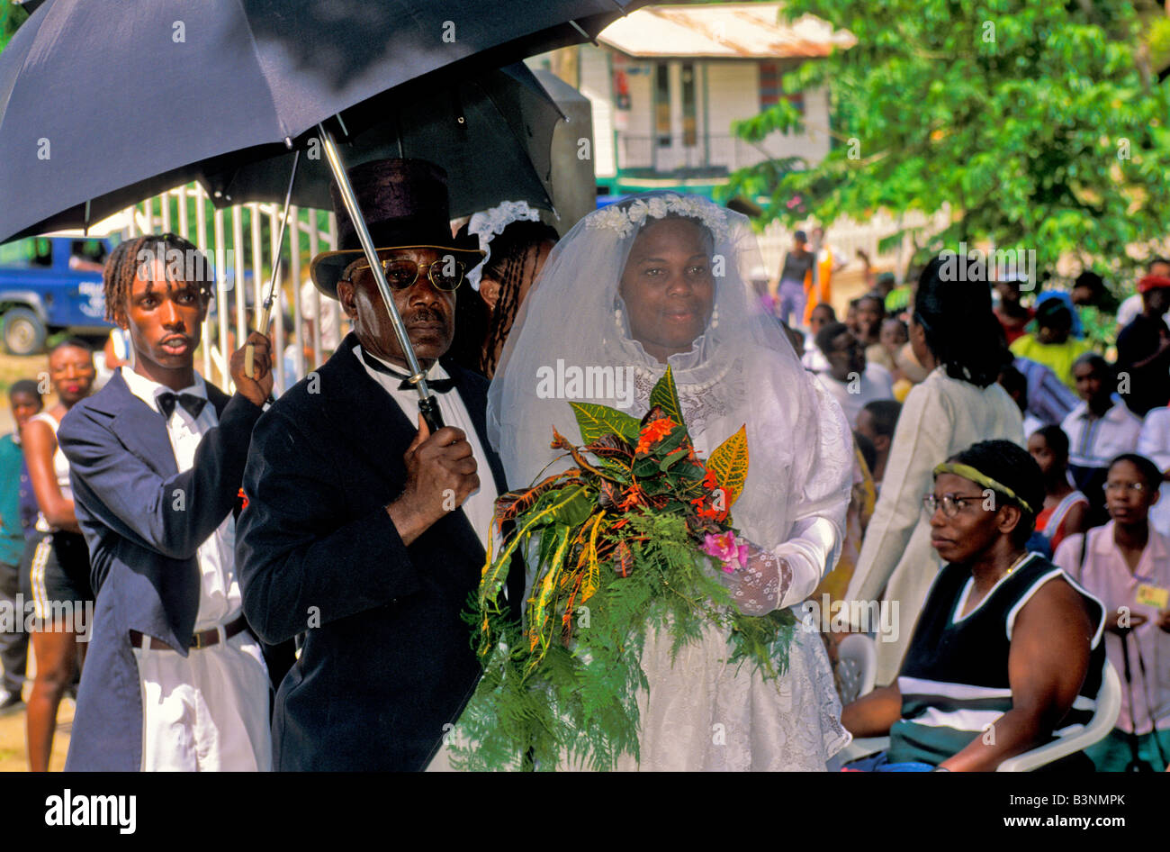 Braut und Bräutigam in formelle Hochzeitskleidung in der alten Zeit Hochzeit Moriah Village in Tobago Hertige Festival kulturelle Veranstaltung Stockfoto