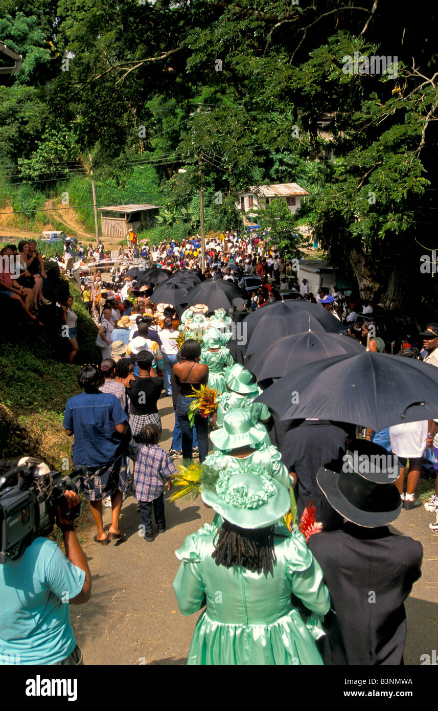 Tobago Heritage Festival Moriah Dorf alte Zeit Hochzeitszug marschiert durch die Straßen Frauen in hellen bunten Kleidern Stockfoto
