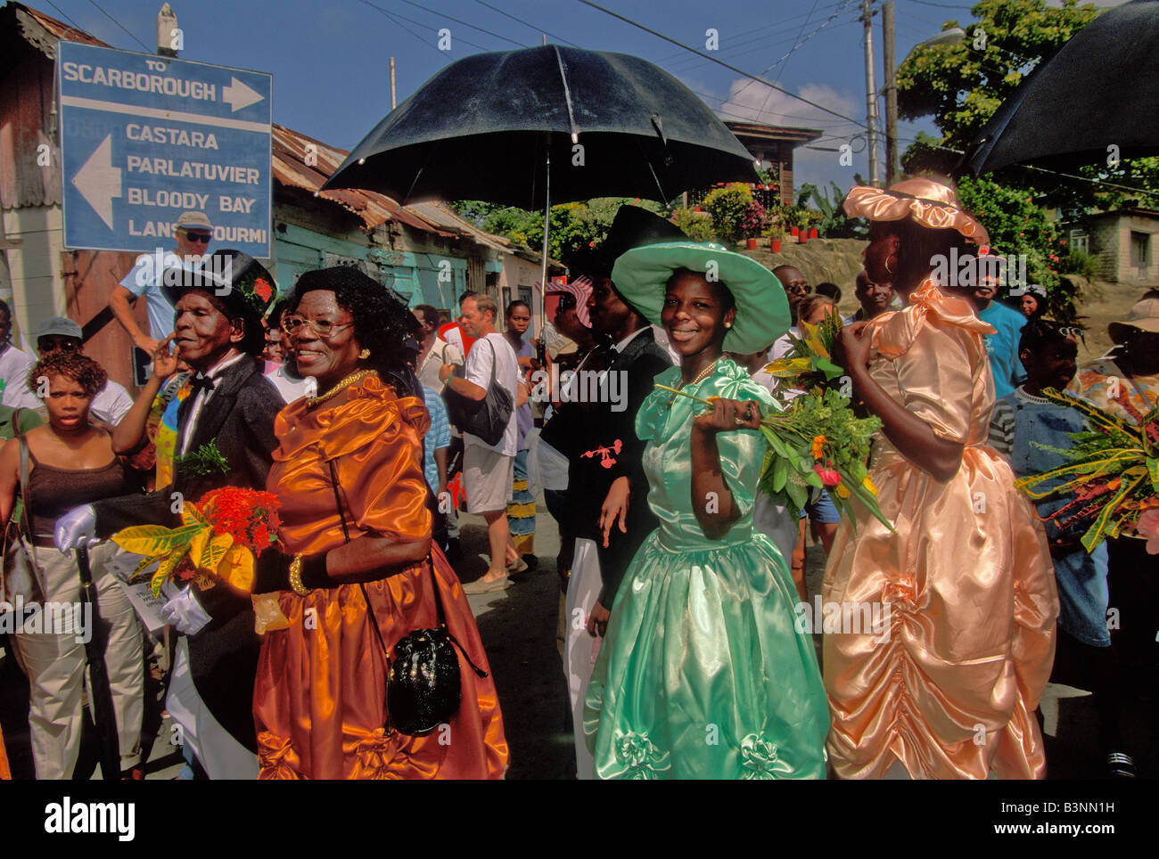 Tobago Heritage Festival alte Zeit Hochzeit Frauen tragen aus dem 18. und 19. Jahrhundert treiben Kleider breiter Krempe Hüte weiße Handschuhe Stockfoto