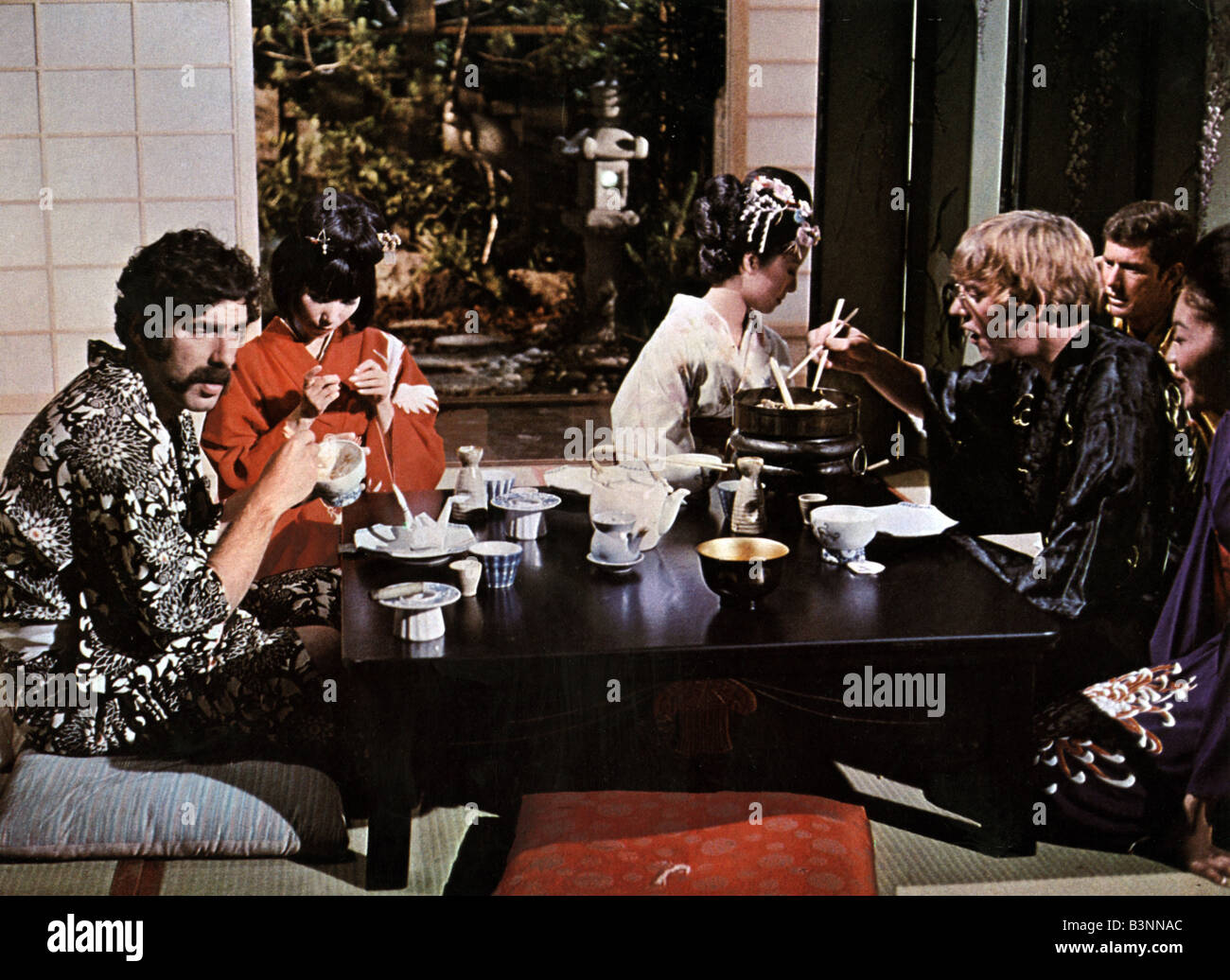 M.A.S.H. 1970 TCF-Film-Version der TV-Serie mit Elliott Gould auf der linken Seite und Donald Sutherland bei righjt Stockfoto