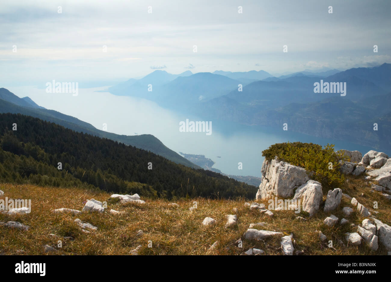 Blick auf den Gardasee vom Monte Baldo Stockfoto