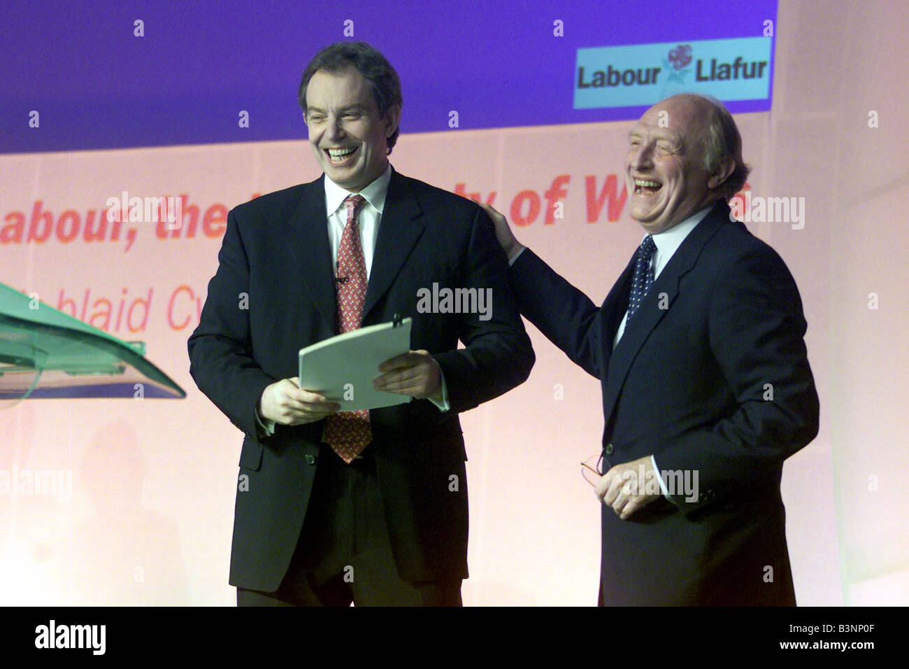 Welsh Labour-Parteitag in Swansea Tony Blair und Neil Kinnock auf der Bühne Stockfoto