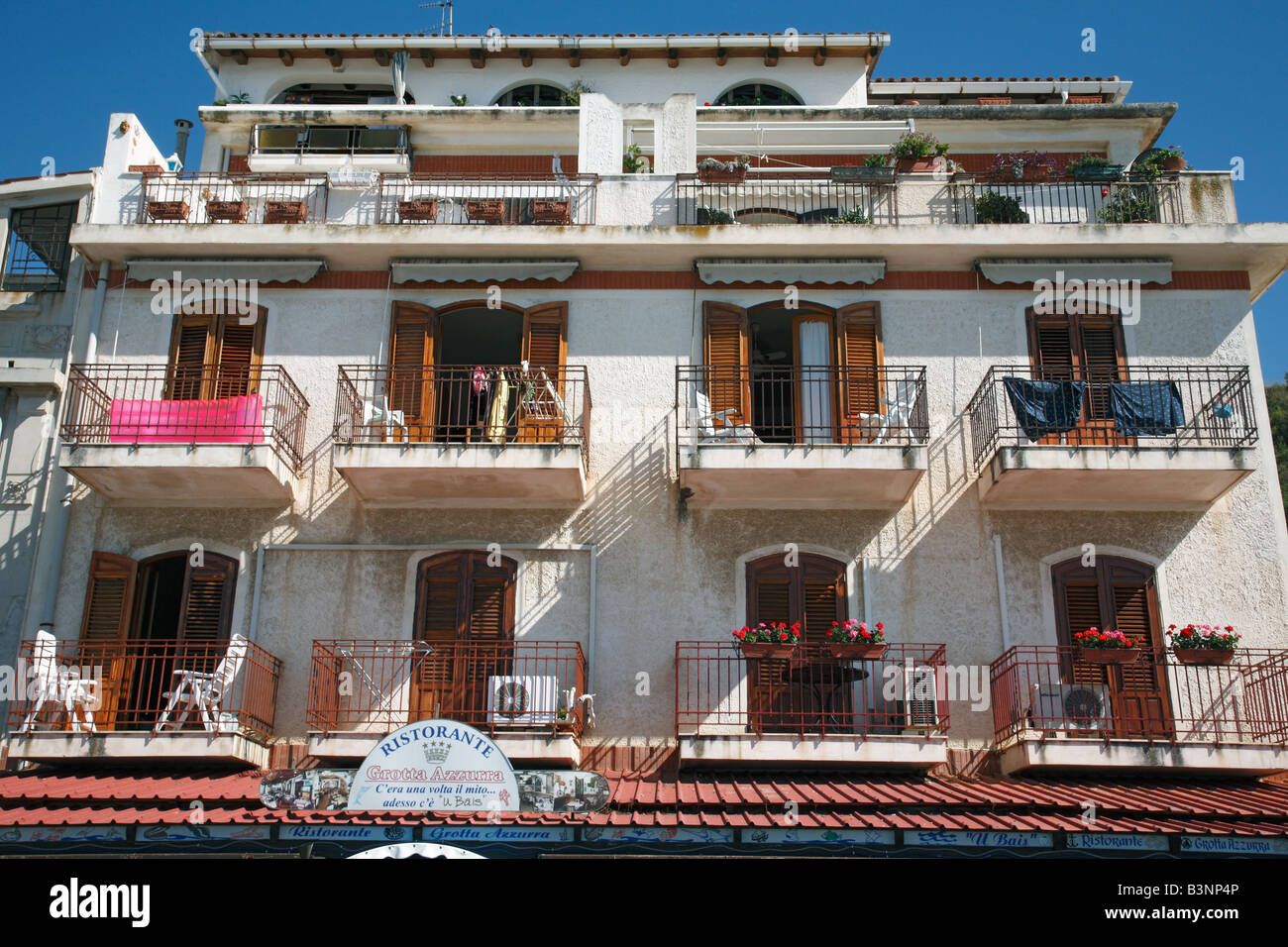 Hotel Mit Restaurant am Strand Marina Grande, Teilansicht der Hausfassade, Zimmertueren Und Balkone, Scilla, Kalabrien, Italien Stockfoto