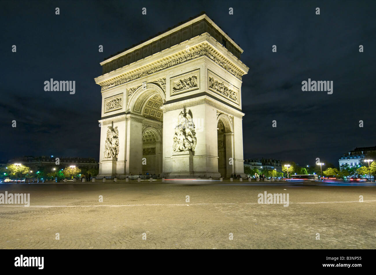 Der Triumphbogen in Paris bei Nacht Stockfoto