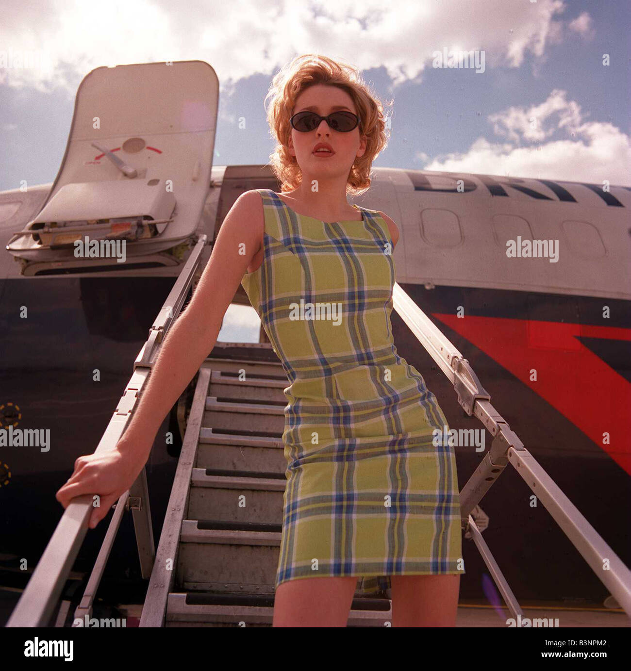 Überprüfen Sie im Flugmodell Mode Feature auf Schritte auf Flugzeug Flugzeug mit grünen Kleid und Sonnenbrille Mai 1997 Stockfoto