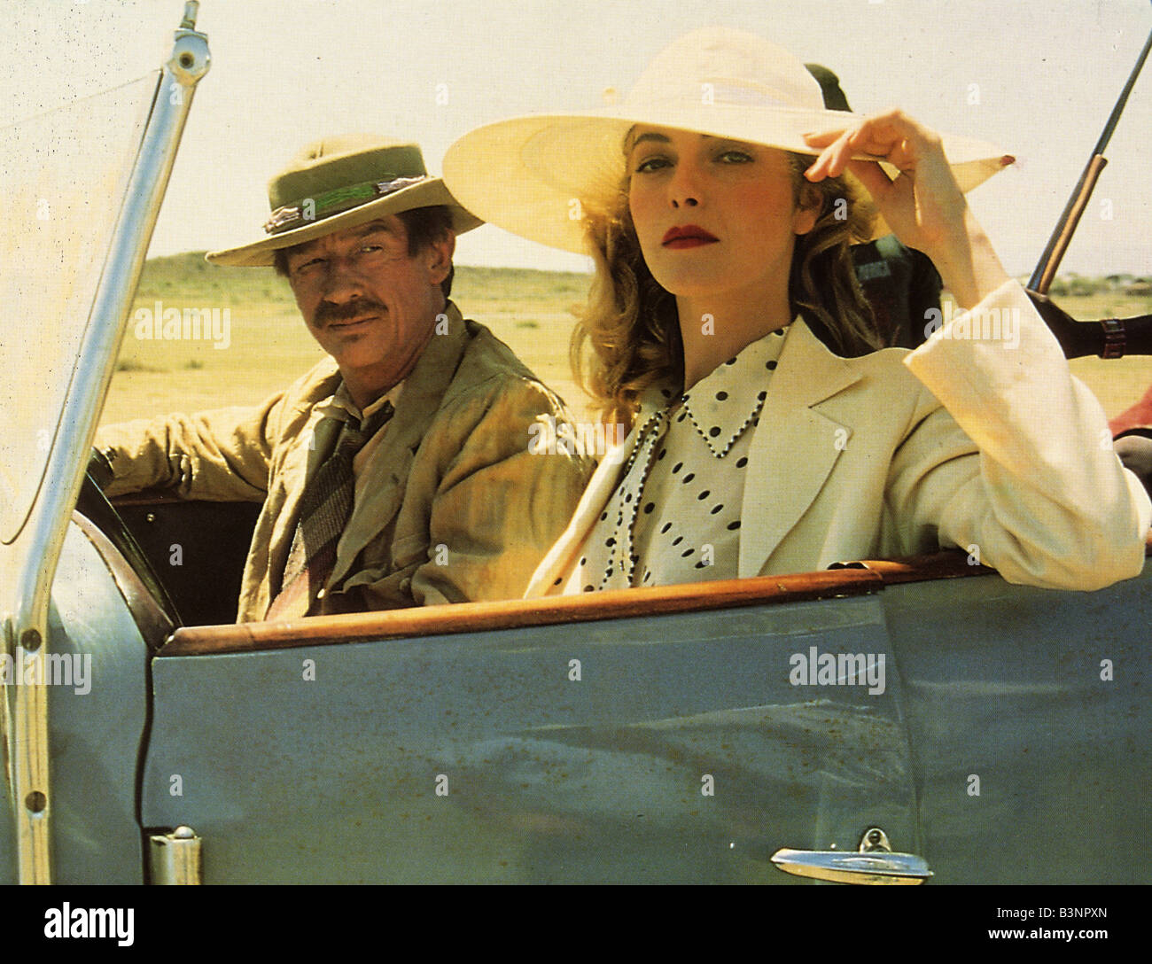 WHITE MISCHIEF 1987 Regenschirm Film mit Greta Scacchi und John Hurt Stockfoto
