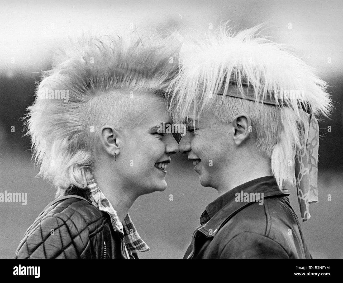 Punks Wendy Darlow und Freund Martyn Hawden 1985 gebleicht Mohikaner Haarschnitte Punkrocker Mode Stockfoto