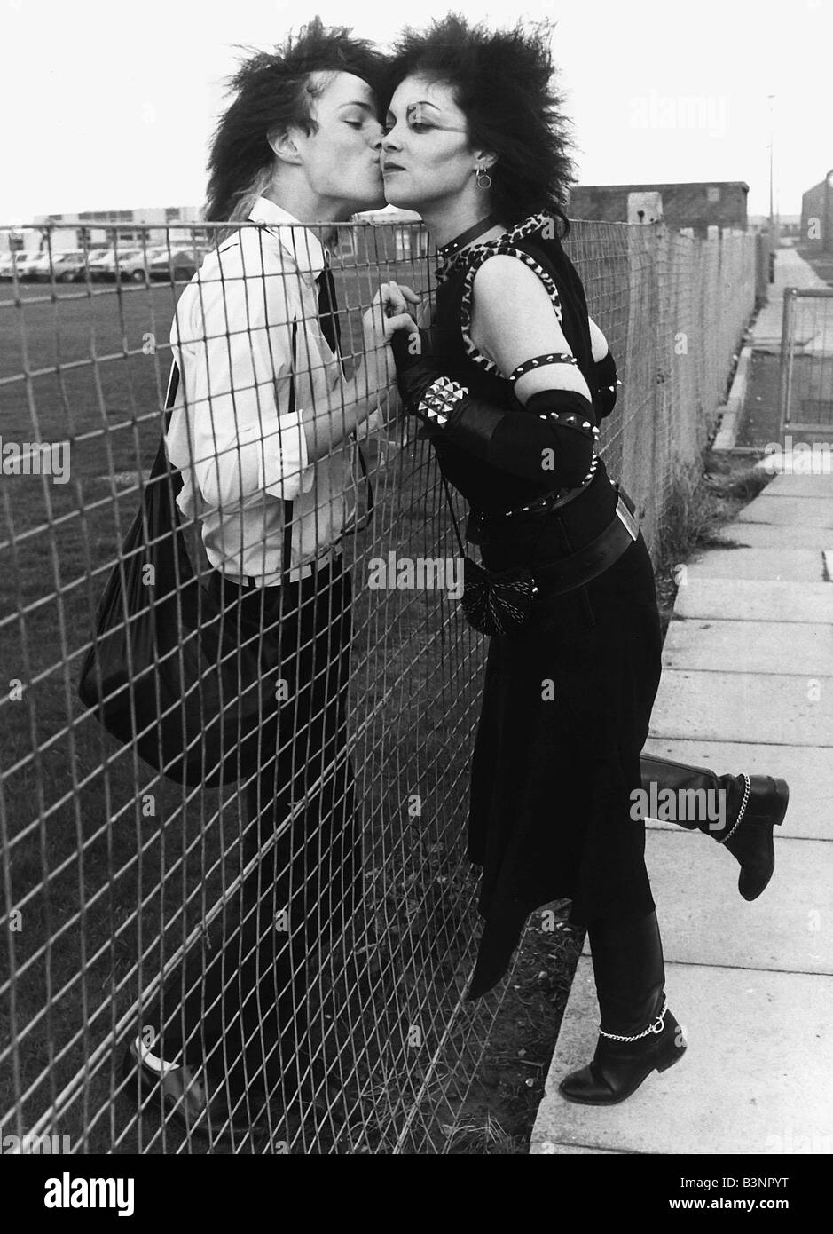 Lesley Smith 24 und Schüler Verlobte Brian McEnaney Novmber 1981 Punkrocker küssen über den Zaun der Schule Stockfoto