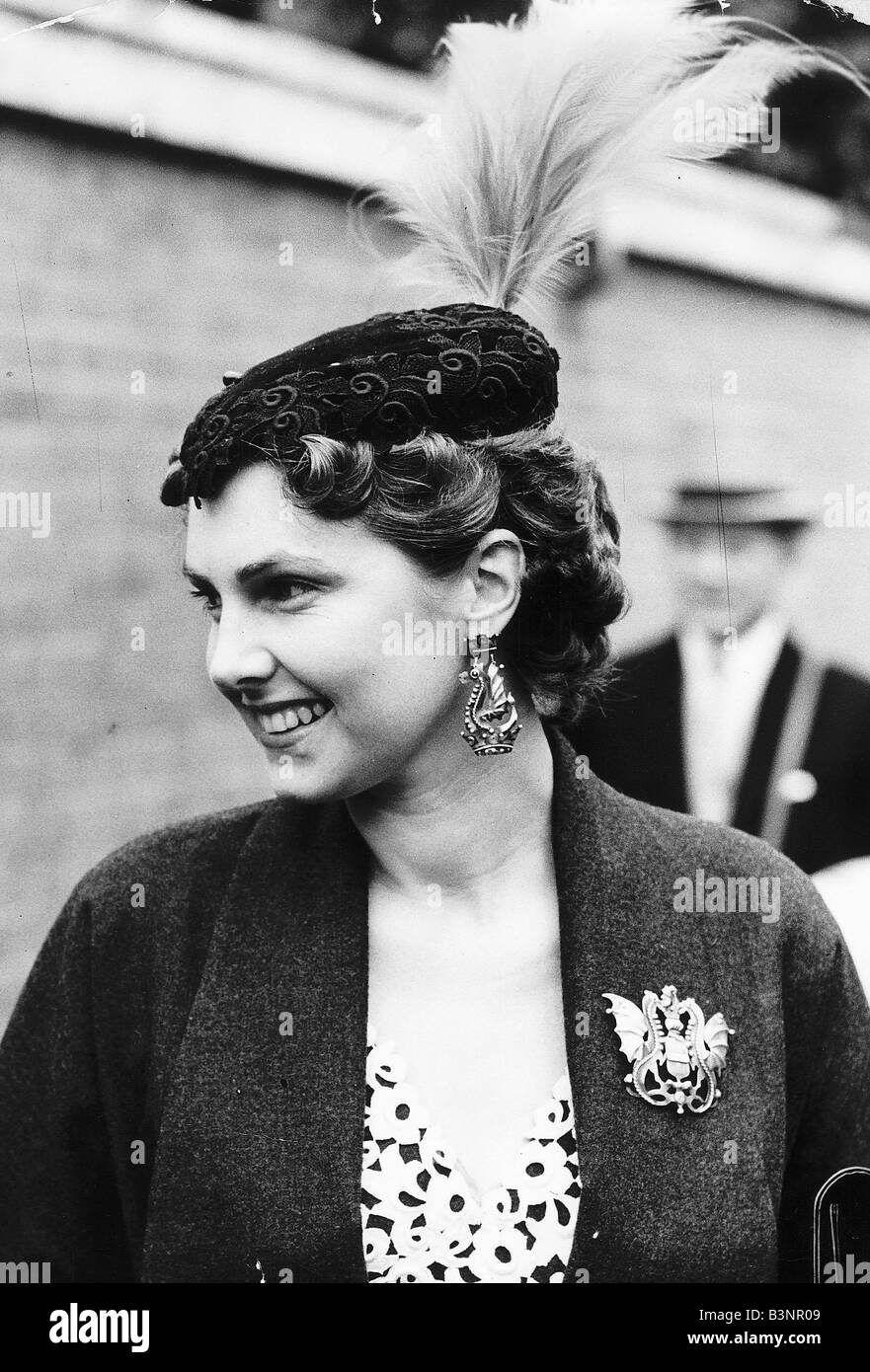Frau Jeffery Fairbain aus Australien in Royal Ascot im Juni 1953 Dragon  Stil Ohrringe und Brosche 50er Jahre Mode Stockfotografie - Alamy