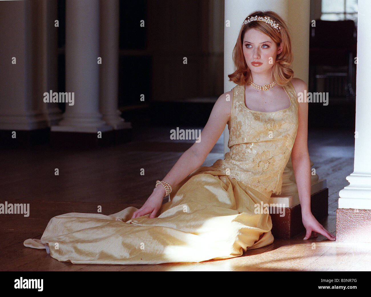 Jennifer Wood Modelle Oscar Mode in Pollok House März 1999 Gold Rock Mieder Vera Mont an Frasers Perlen Tiara Spencer Railton Stockfoto