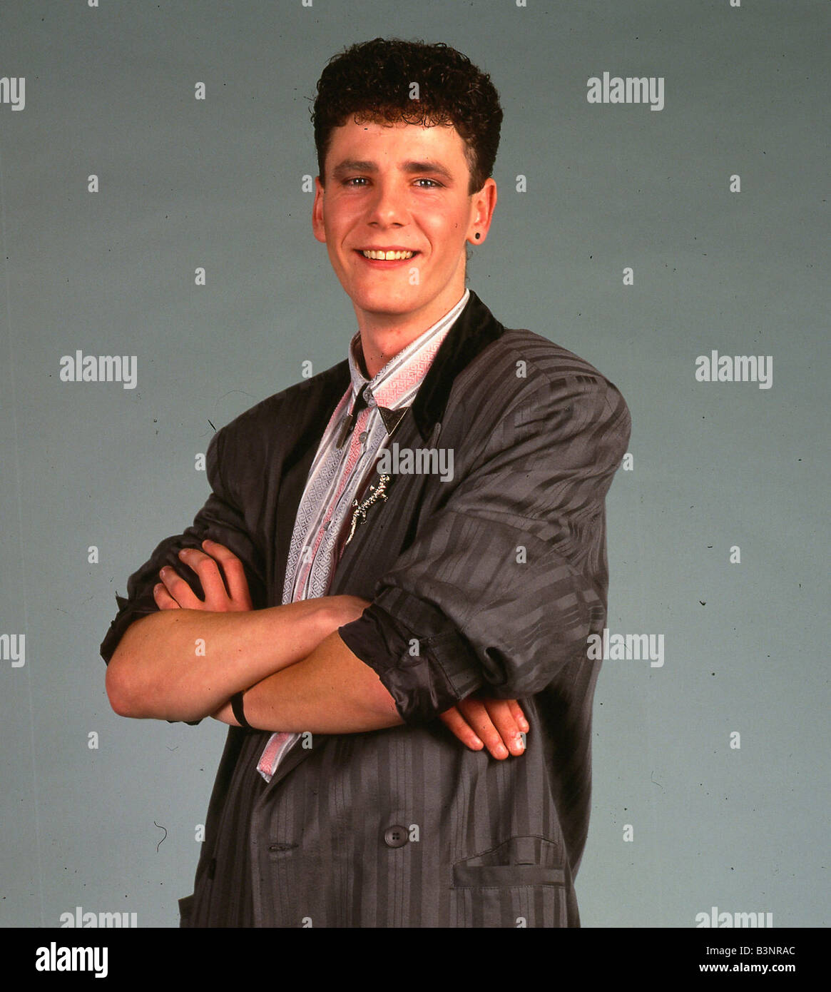 Jacke Mode Männermodel trägt gestreifte Jacke mit Ärmeln bis November 1986 gerollt Miami Vice Style Stockfoto