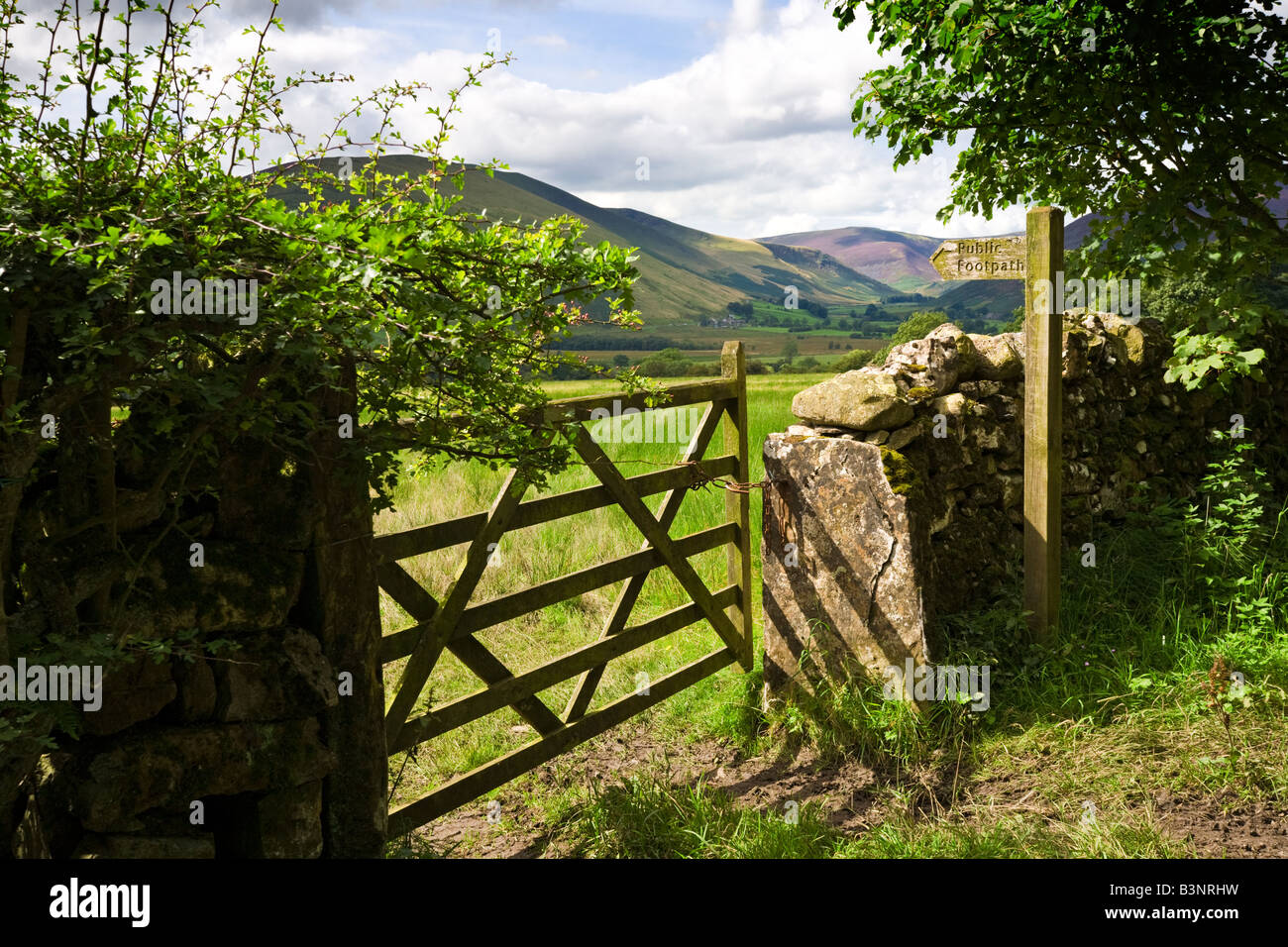 Die typisch englischen Lake District ländliche Szene mit Holz- öffentlichen Fußweg Wegweiser Schild, England, Großbritannien Stockfoto
