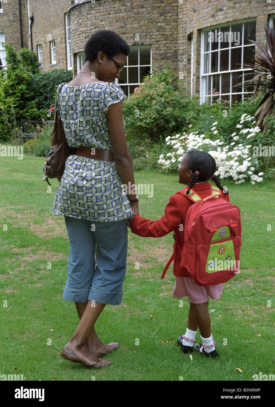 Schwarzen Mutter und Tochter von der Schule nach Hause gehen Stockfoto