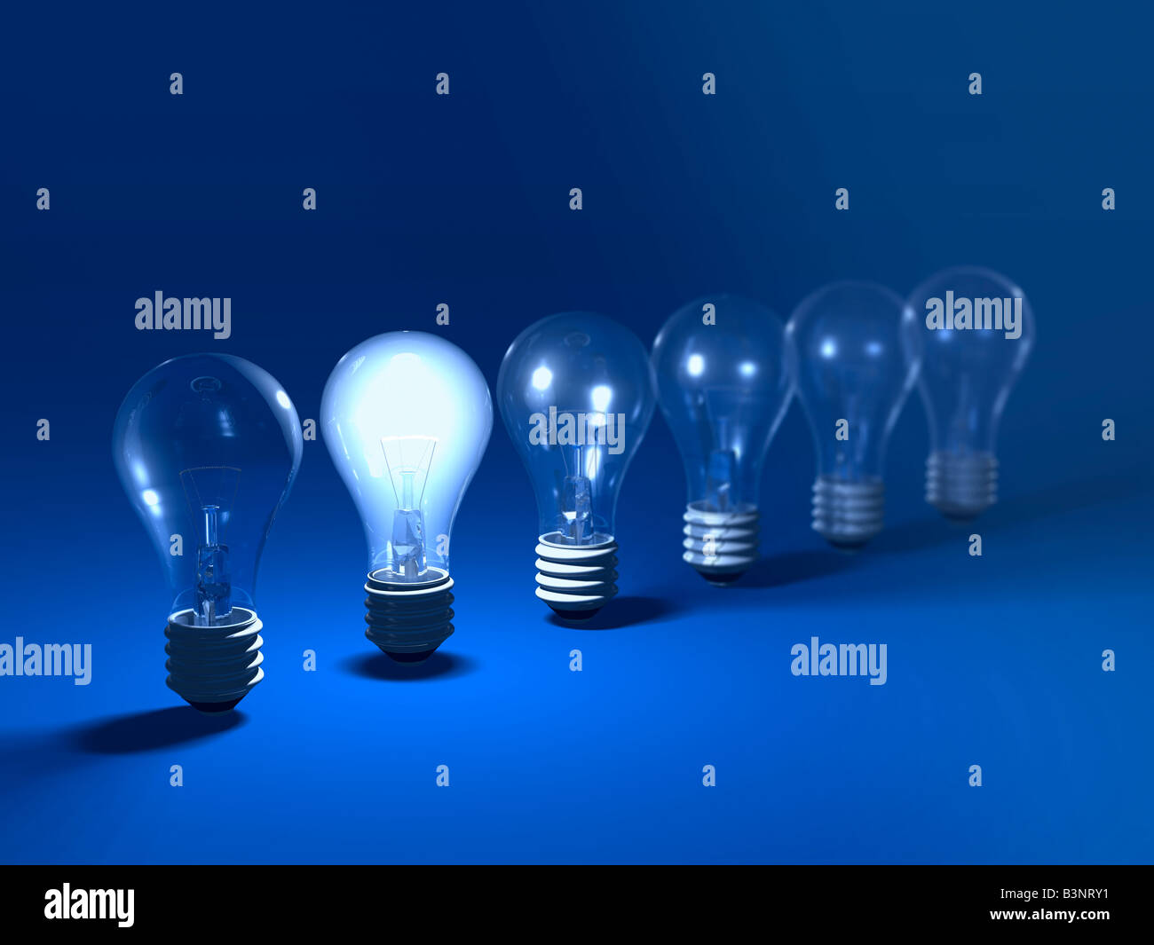 Eine leuchtende Glühbirne in einer Reihe von Glühbirnen. (CGI). Stockfoto