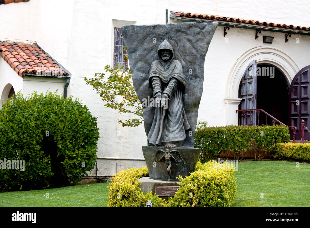 Statue von Sankt Brendan Navigator vor einer Kirche Stockfoto