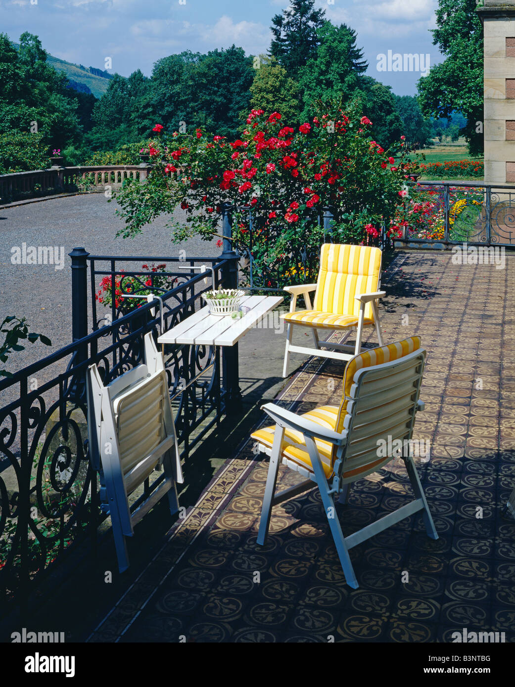 Haus Terrasse, Gartenstühle Möbel, Rosebush, geschotterte Innenhof, Frankreich, Europa Stockfoto