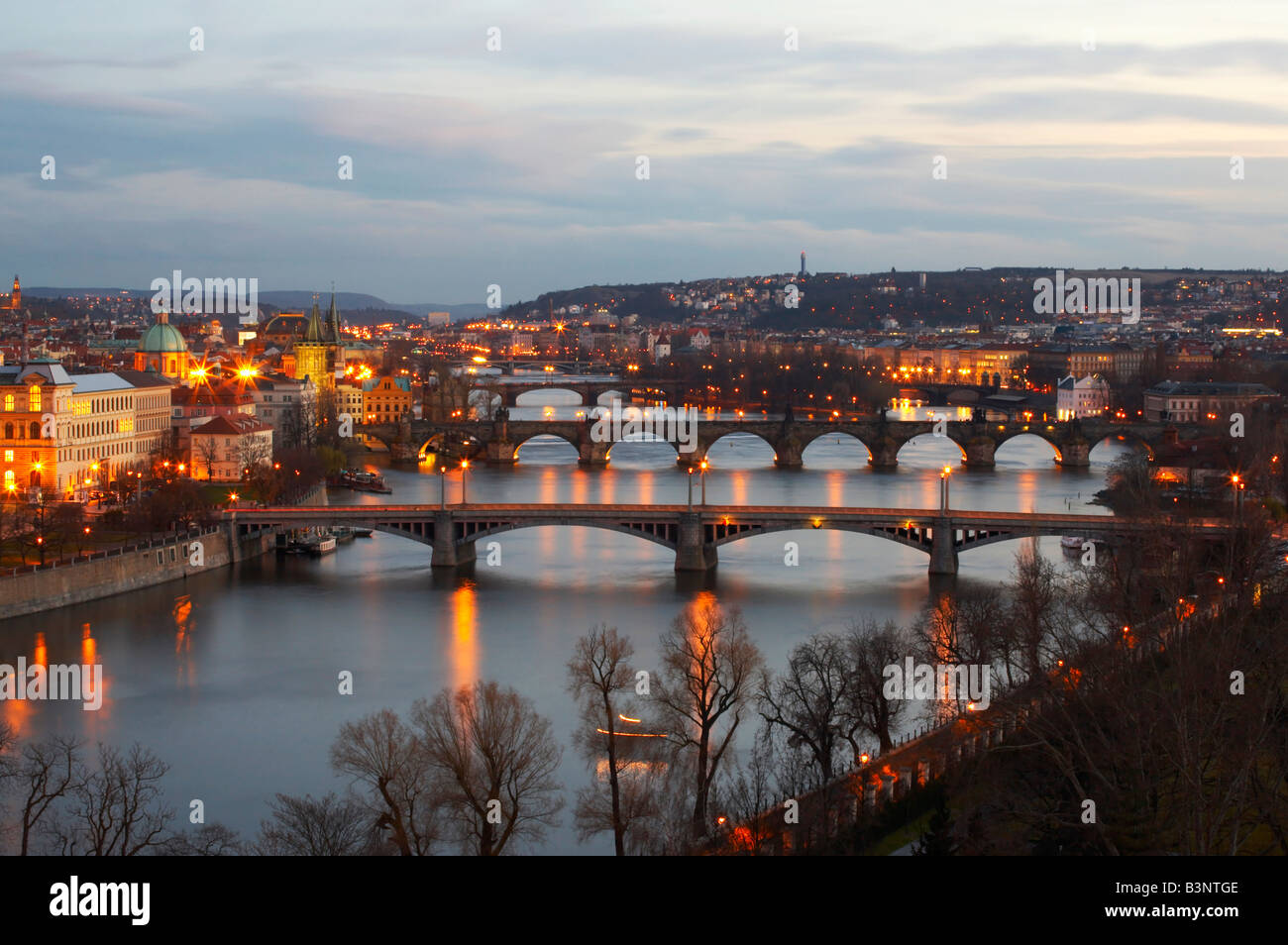 Zeigen Sie auf der Moldau in Prag in der Abenddämmerung, Tschechische Republik an Stockfoto