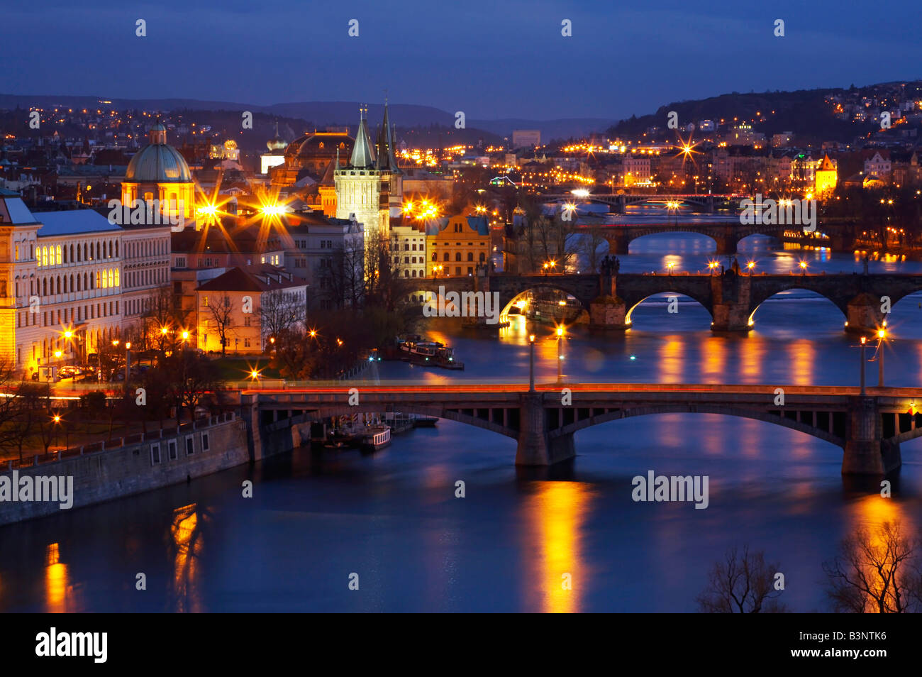 Blick auf die Moldau in Prag bei Nacht, Tschechien Stockfoto