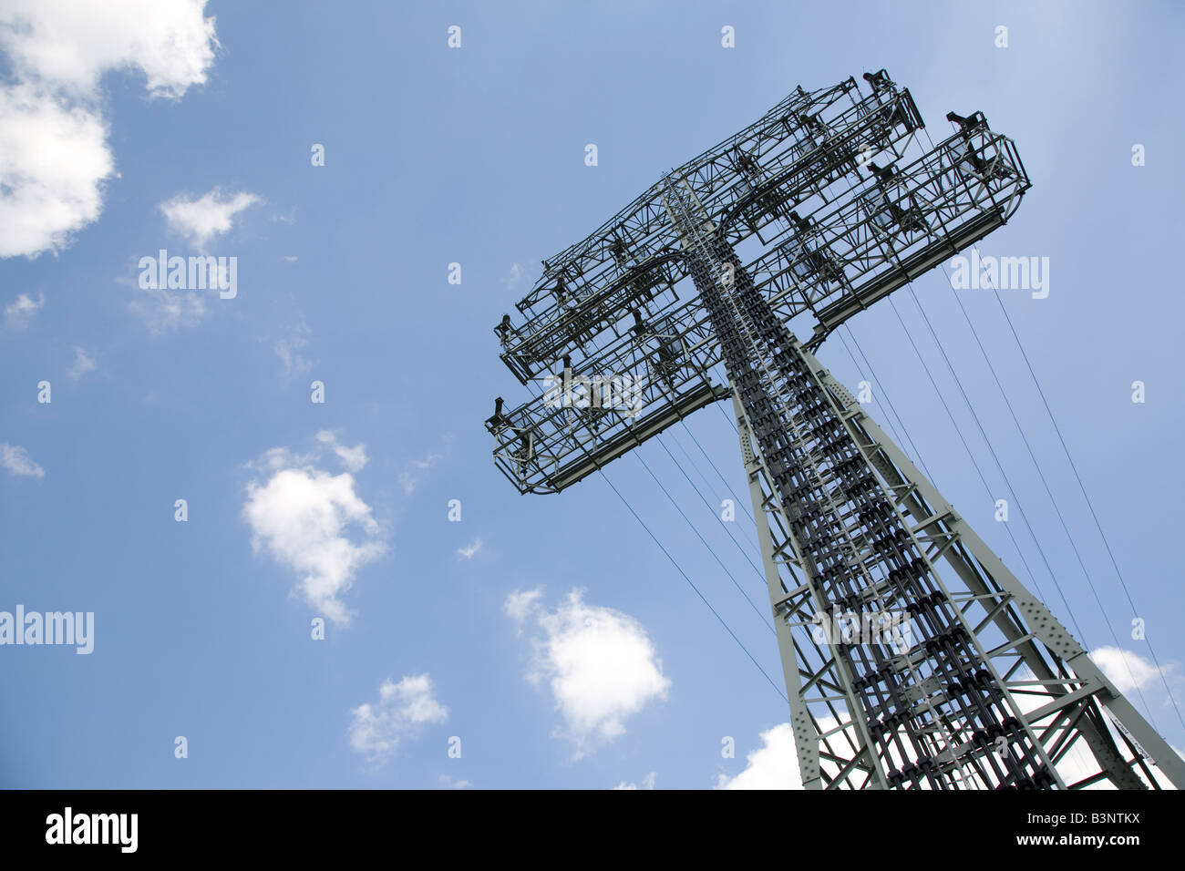 Strom-Pylon gegen blauen Himmel Stockfoto