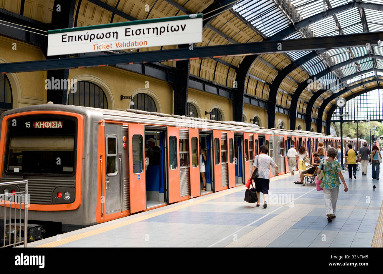 Passagiere auf der Plattform mit dem Zug am U-Bahnhof Piräus, Athen, Griechenland Stockfoto