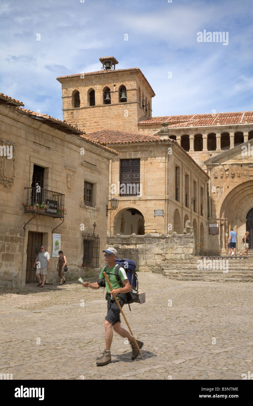 Ein Pilger zu Fuß durch Santillana del Mar auf dem Weg nach Santiago De Compostela Kantabrien Spanien Stockfoto