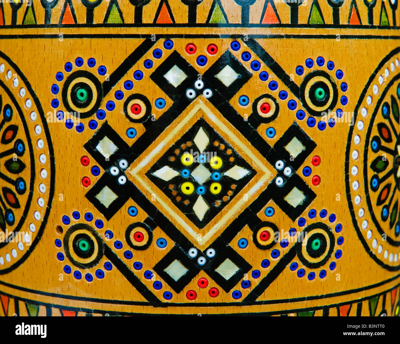 Holz-Inlay Ornament des traditionellen Kunsthandwerks der Huzulen aus der Karpaten West Ukraine Stockfoto