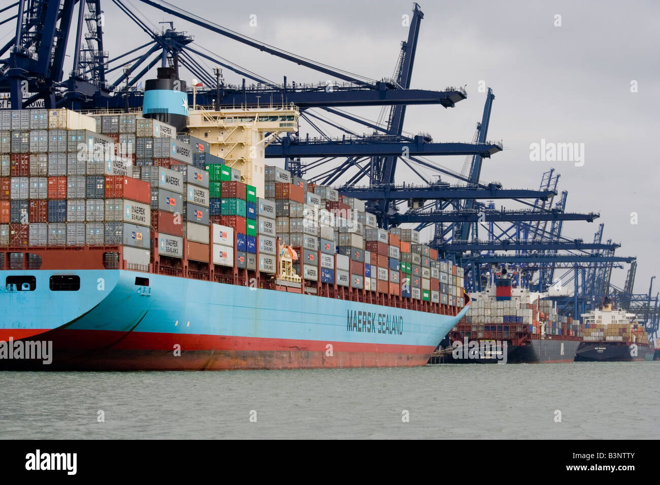 Ladung der Verladung in ein Schiff an Felixstowe dock Stockfoto