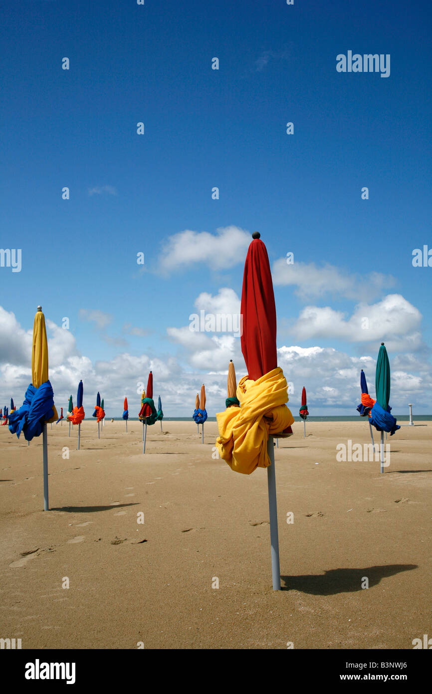 Juli 2008 - bunte Sonnenschirme am Strand in Deauville Normandie Frankreich Stockfoto