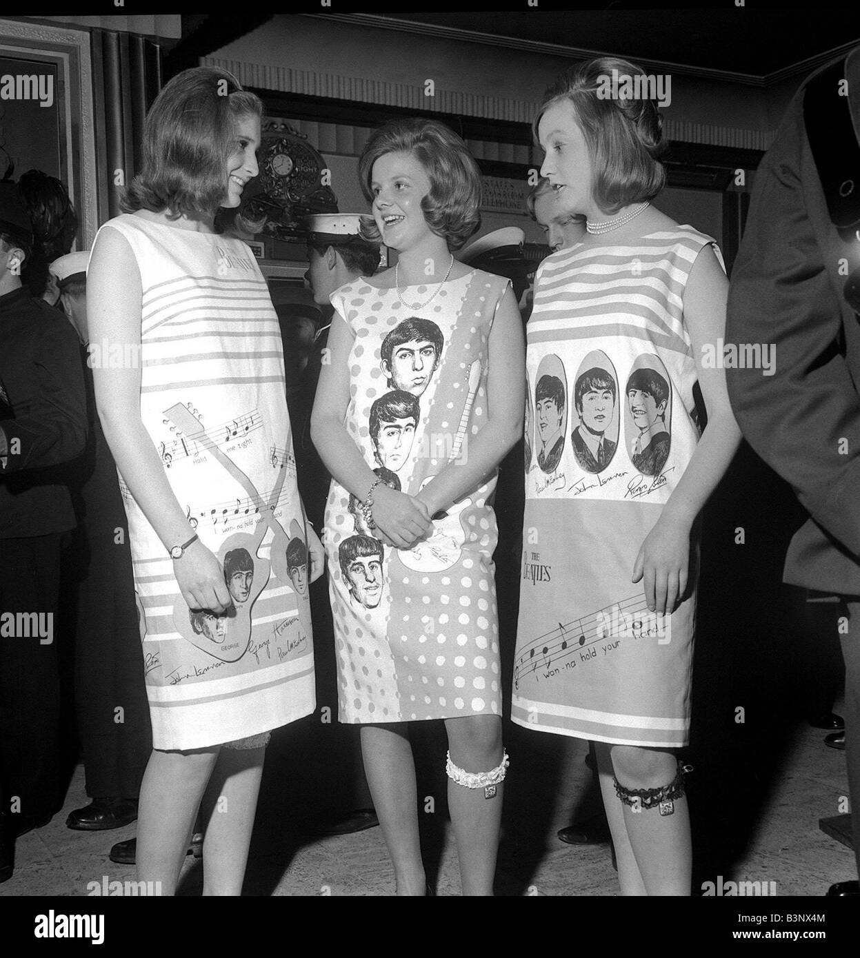 Die Beatles Juli 1964 Fans Jane Cameron Rosemary Elphinstone und Philippa Van Steraubenzeezo tragen Beatles als Theuy verkleidet warten auf die Gruppe bei der Film Premiere von A Hard Day s Night at the London Palladium Stockfoto
