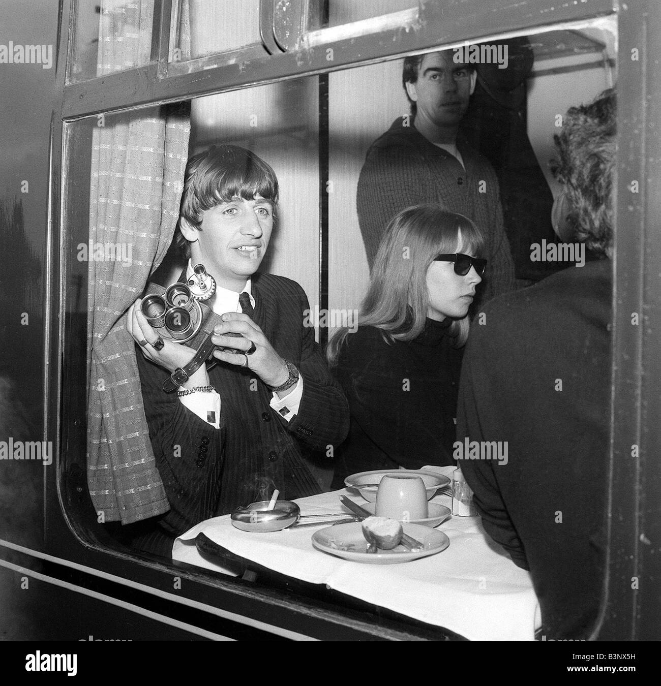 Die Beatles März 1964 Ringo Starr mit einer Cine-Kamera und eine Schauspielerin in seinem Fach mit den Beatles in den Zug nach South Molton Devon in ihrem Sonderzug für die Verfilmung von A Hard Day s Night Stockfoto