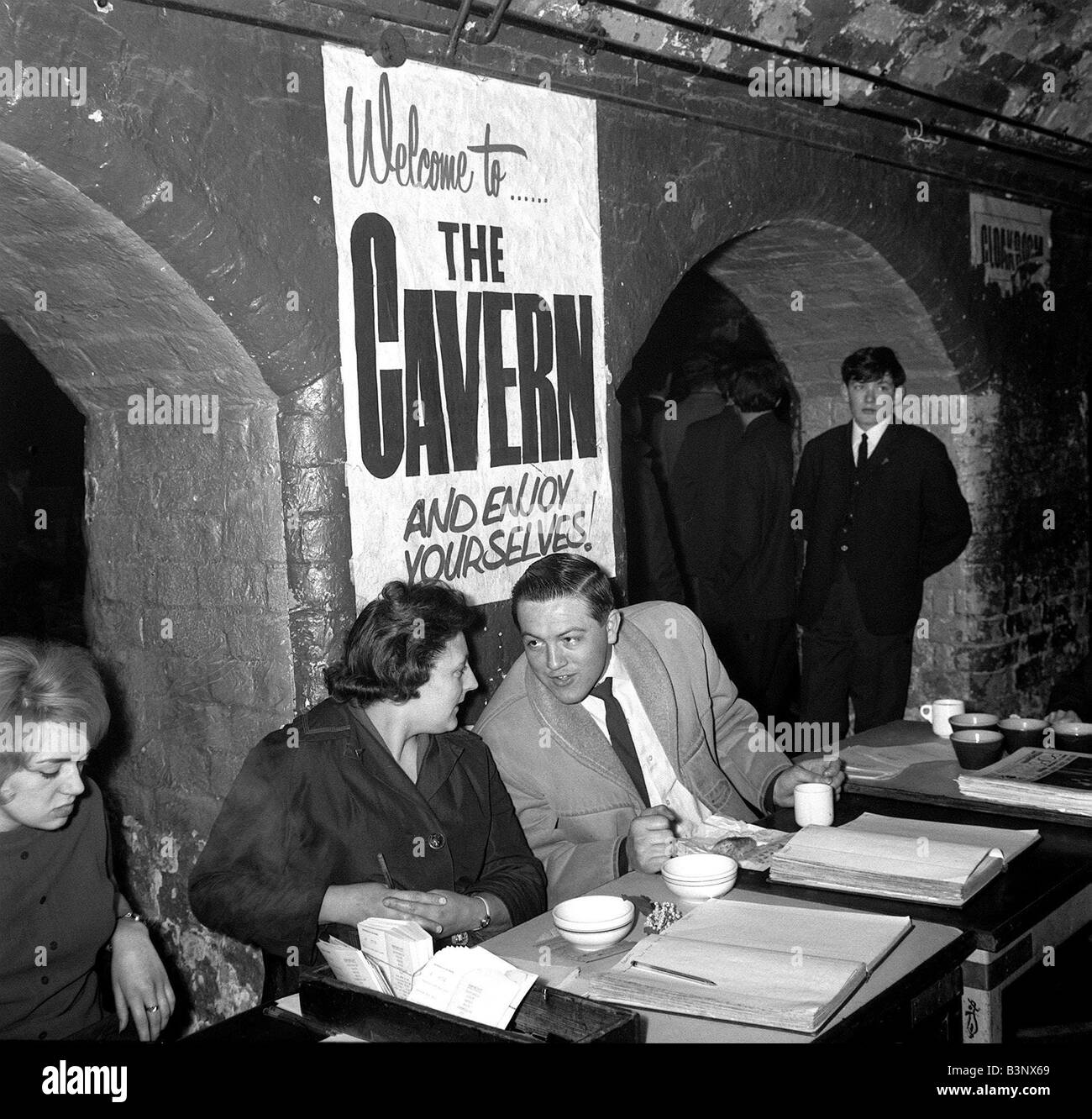 Die Beatles kann 1964 den Cavern Club in Matthew Street, wo die Beatles ihre Namen machte die Liverpool Empfangskomitee, die einen Schilling Eintritt bei der Mittagspause nehmen Stockfoto