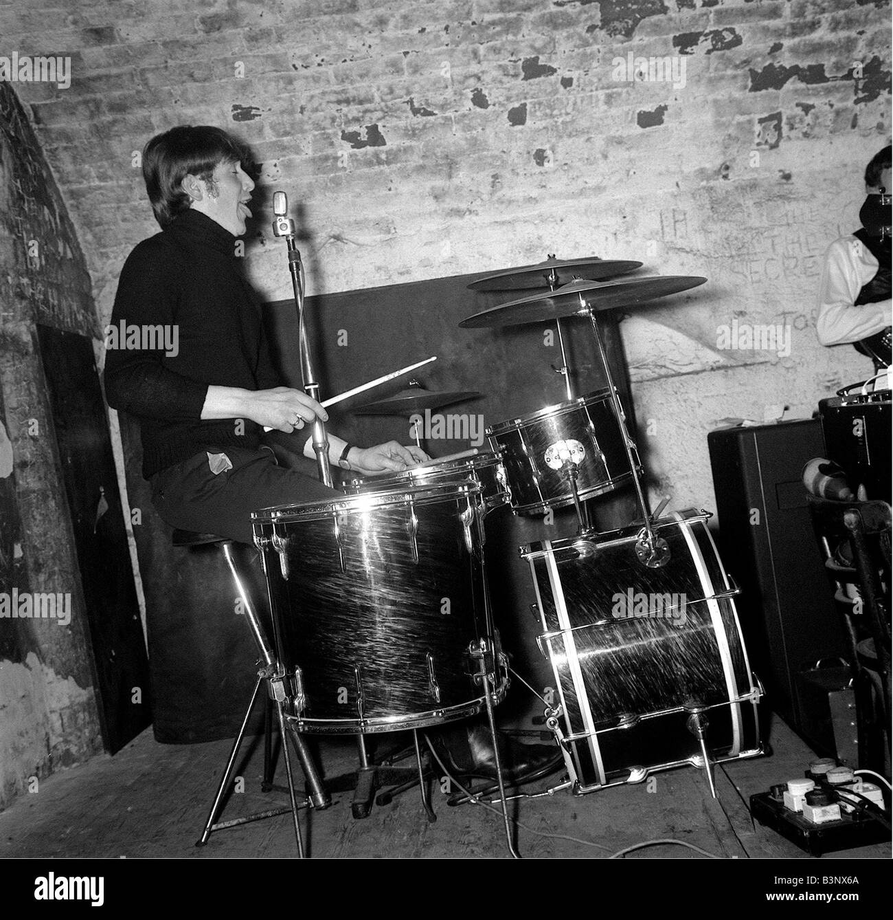 Der Schlagzeuger von The Kinsley s Dave Preston an der Cavern Club in Liverpool Matthew Street Stockfoto
