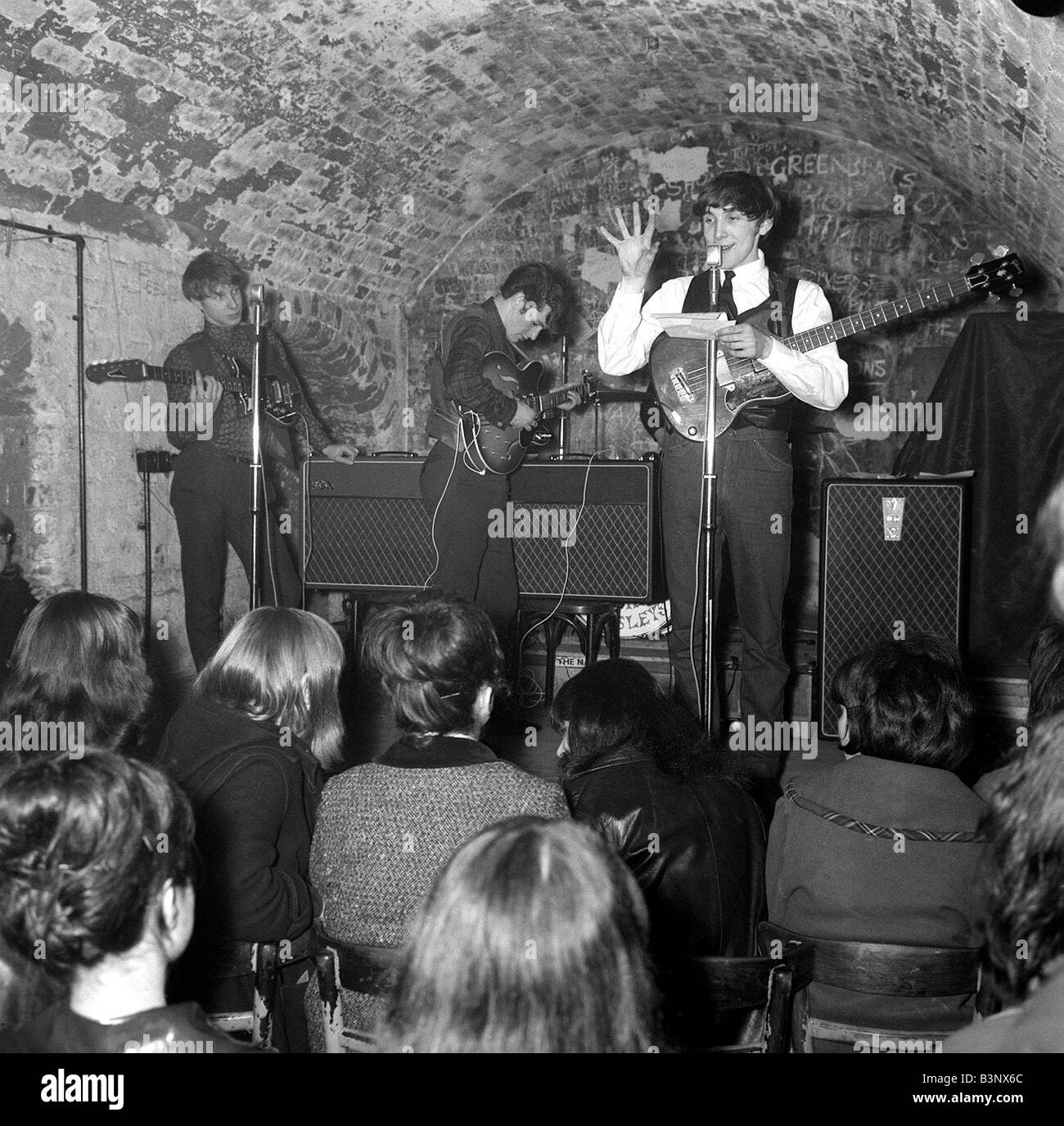 Kinsley s in Aktion im Cavern Club in Matthew Street Liverpool L R Denny Alexandra Dave Percy und Billy Kinsley ex der Mersey Beats Mai 1964 Stockfoto