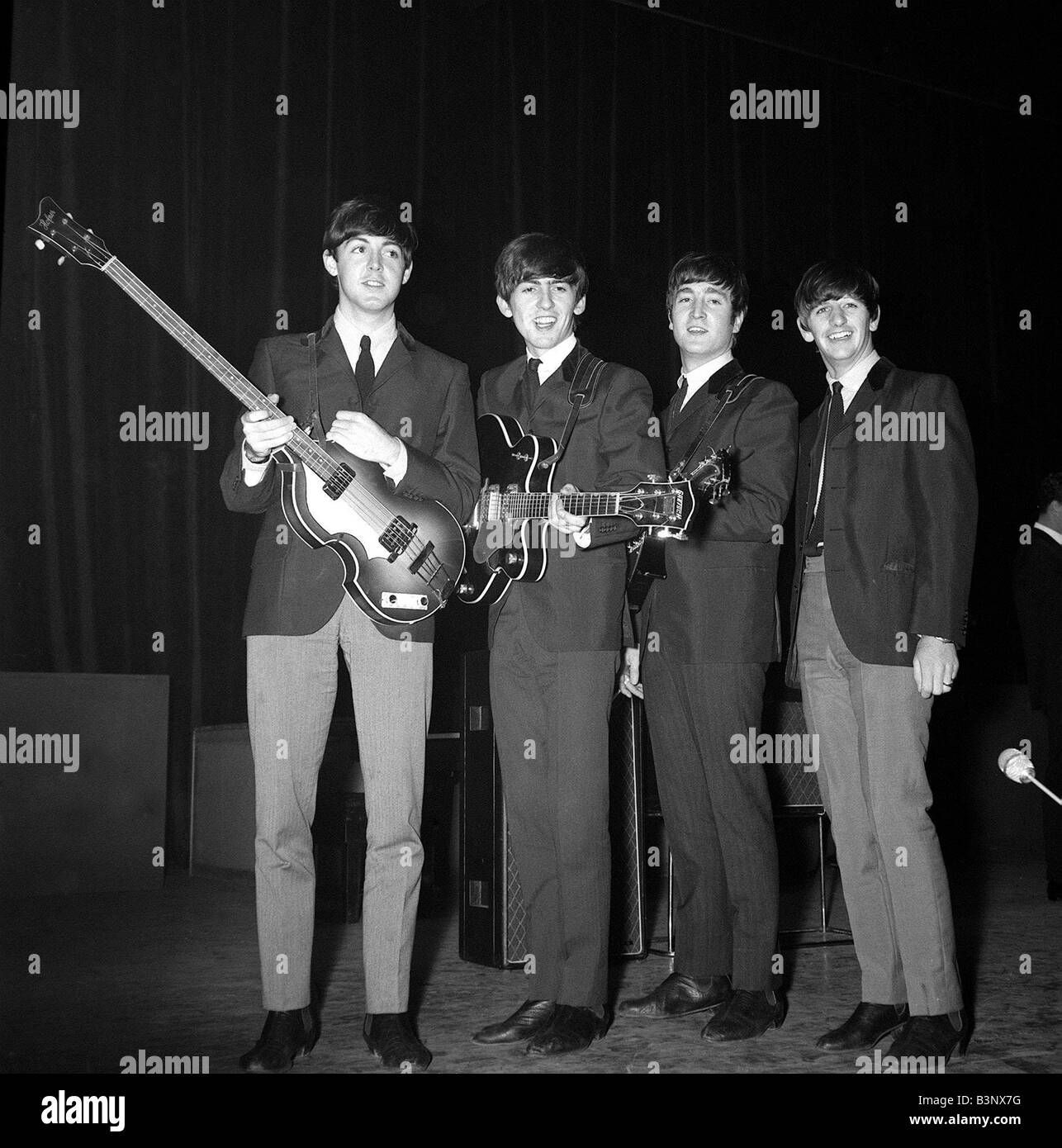 Die Beatles 1963 Paul McCartney, George Harrison John Lennon und Ringo Starr im London Palladium während der Proben Stockfoto