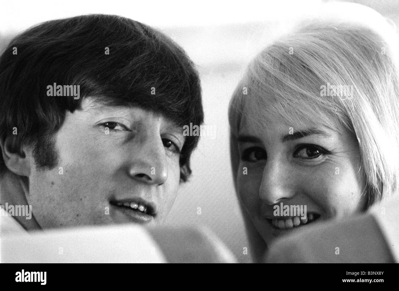 Die Beatles Besuch in New York Februar 1964 John Lennon mit seiner Frau Cynthia an Bord des Flugzeugs auf dem Weg zu neuen Tork Stockfoto