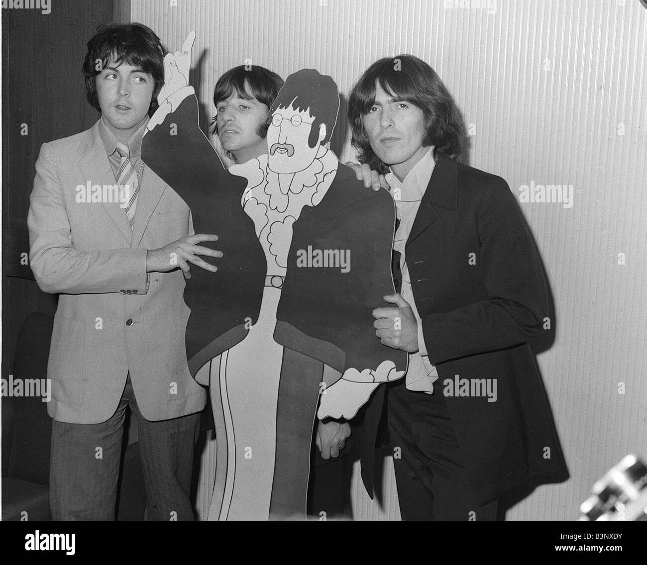 Die Beatles 1968 von links nach rechts Paul McCartney Ringo Starr und George Harrison mit der Pappe geschnitten aus John Lennon aus dem Film Yellow Submarine Stockfoto